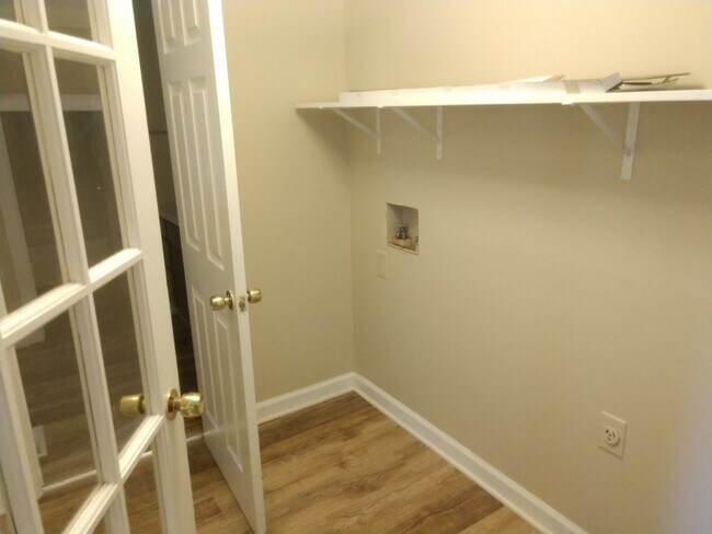 Building Photo - Cute 2 Bedroom Ranch!! Great deck and yard!