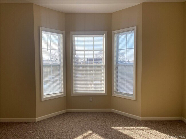 Building Photo - 11 Nicole Ct