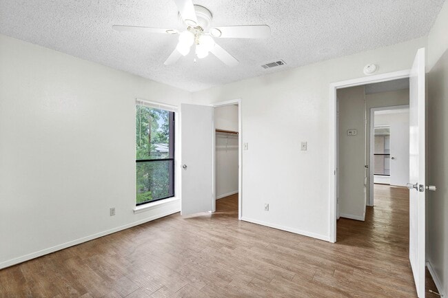 Building Photo - Spacious 2 Bedroom Apartment - Parking - Near Bus Route!