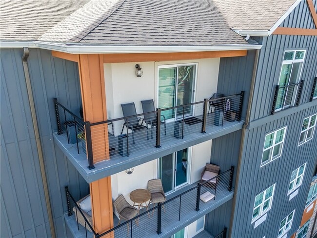 Building Photo - 205 Lakeshore Dr