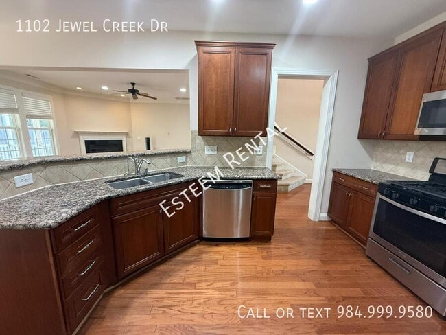 Building Photo - 1102 Jewel Creek Dr