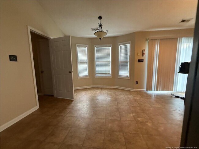 Building Photo - 696 Fairfield Cir