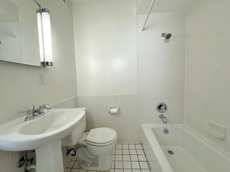 Building Photo - 4524 Broadway St