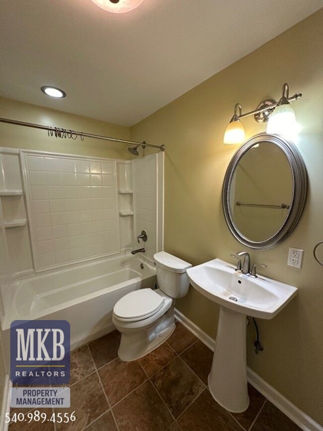 Building Photo - Luxurious 4 Bd/3.5Ba home located in The G...