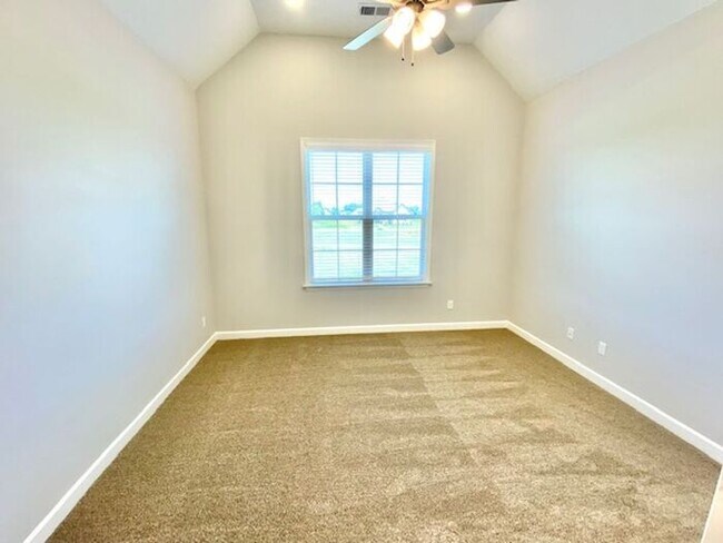 Building Photo - Now Leasing in Somerville- 4-Bedroom 3 Bat...