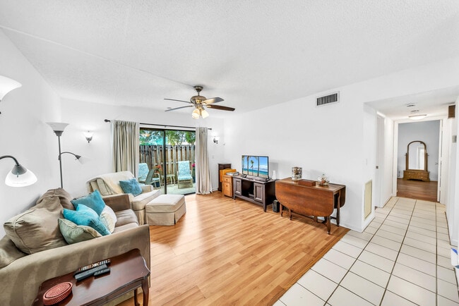 Building Photo - 3402 Gardens E Dr