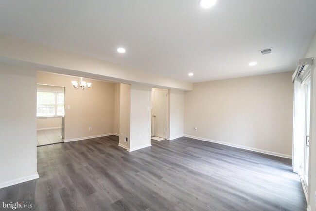 Building Photo - 2055 Pilgrim Dr