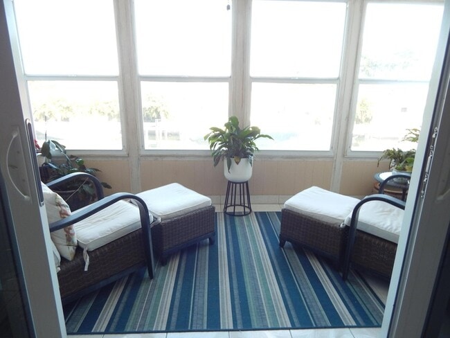 Building Photo - 2829 NE 33rd Ct