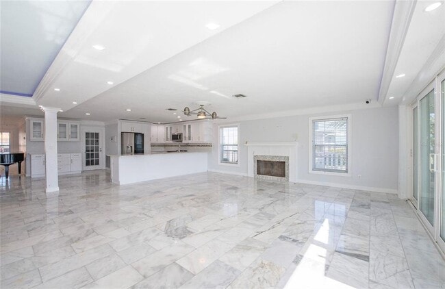 Building Photo - 551 Crystal Dr