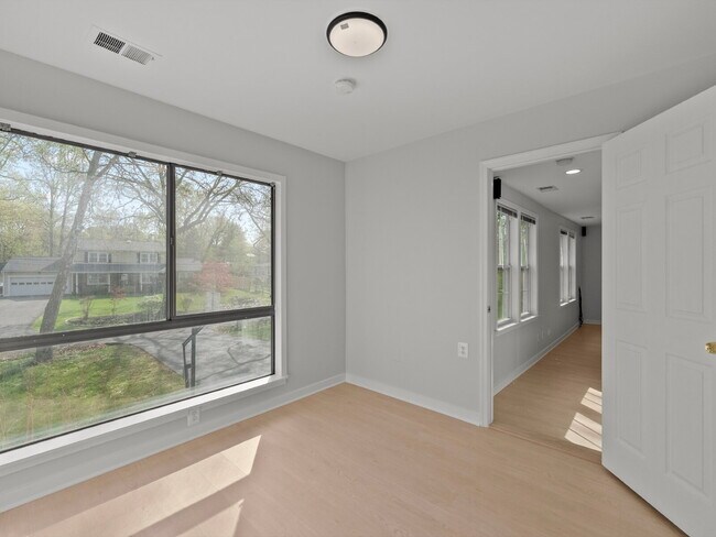 Building Photo - "Spacious 5-Bed Haven on Cedarest Rd – Where Comfort Meets Convenience in Fairfax!"