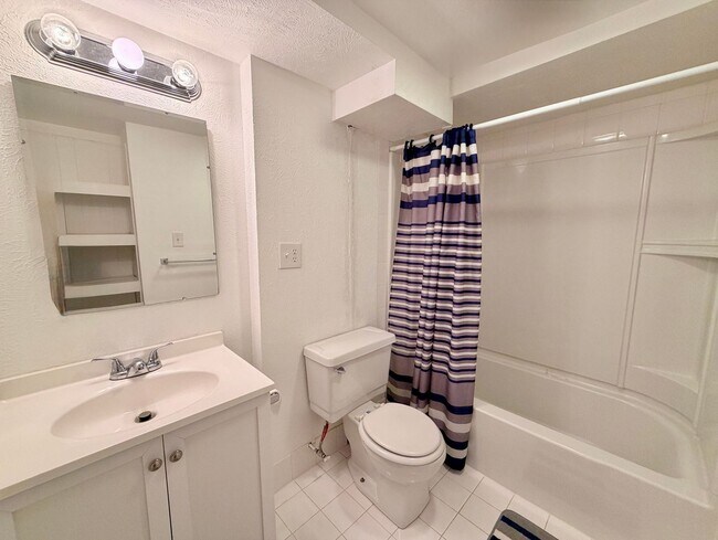 Building Photo - Amazing 3bed/2 bath with finished basement.