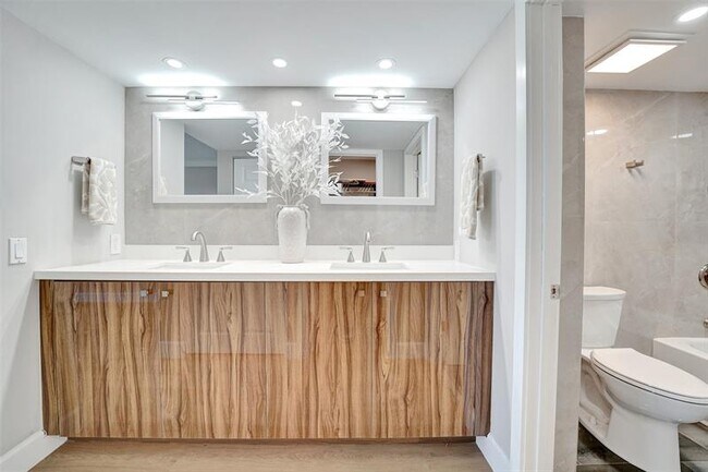 Building Photo - 3200 Port Royale Dr N