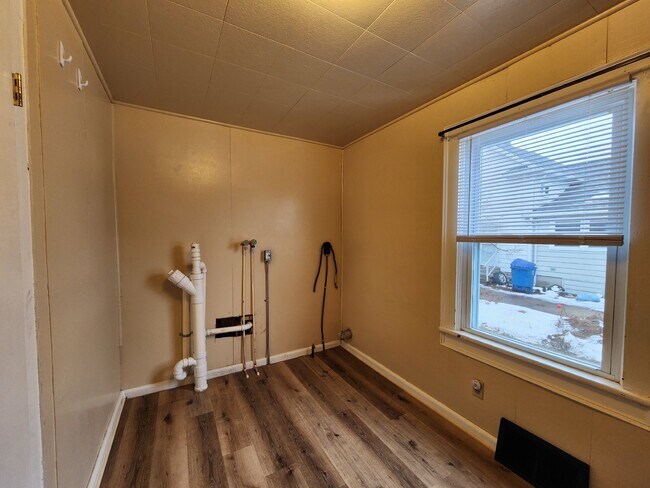 Building Photo - Large 4-Bedroom Home with a Spacious Layout.