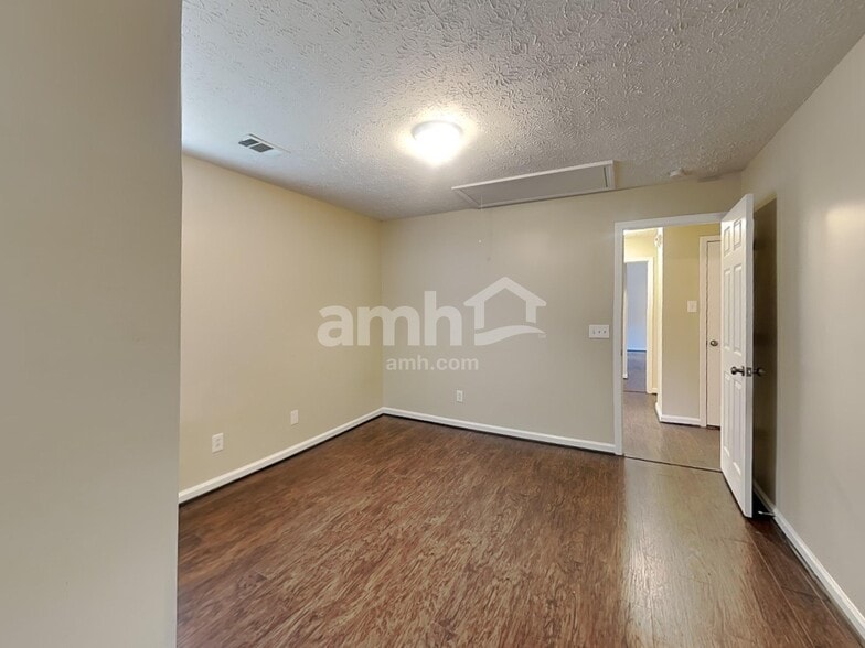 Building Photo - 450 Crested View Dr