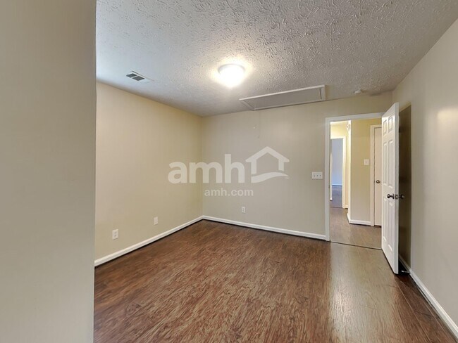 Building Photo - 450 Crested View Dr