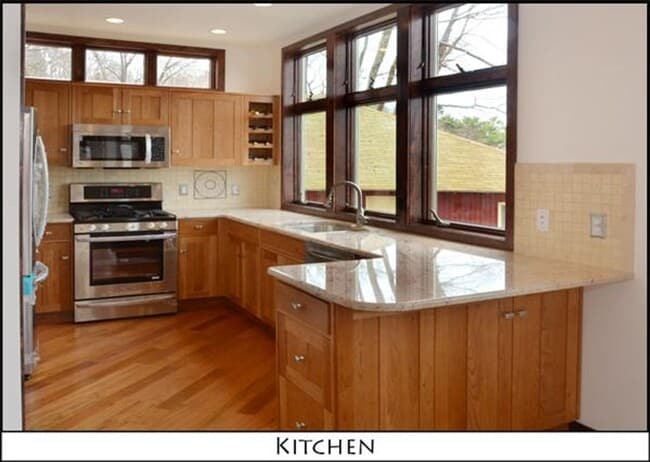 Building Photo - Year-Round Riverfront Home in Gloucester (Pet-Friendly)