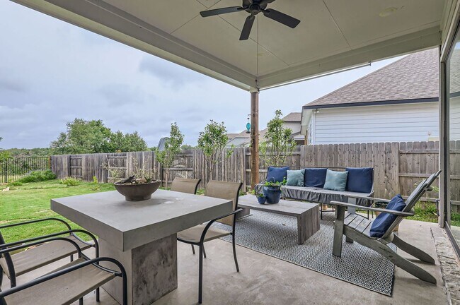 Building Photo - 542 Round Vly Trl