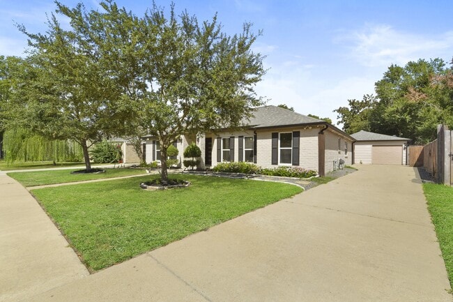 Building Photo - 15710 Creekhaven Dr