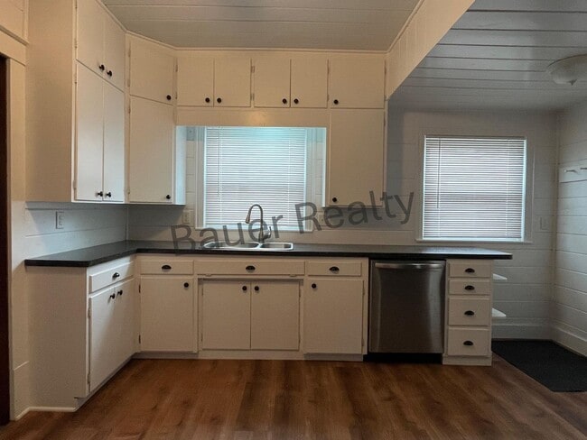 Building Photo - Beautiful 4 Bedroom on Ashland's South Side