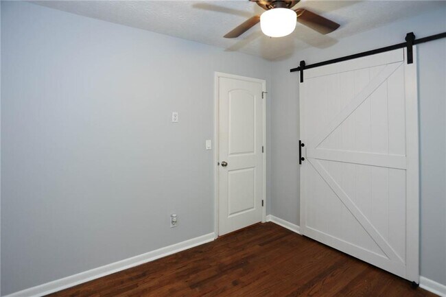 Building Photo - 667 Tara Cir SE