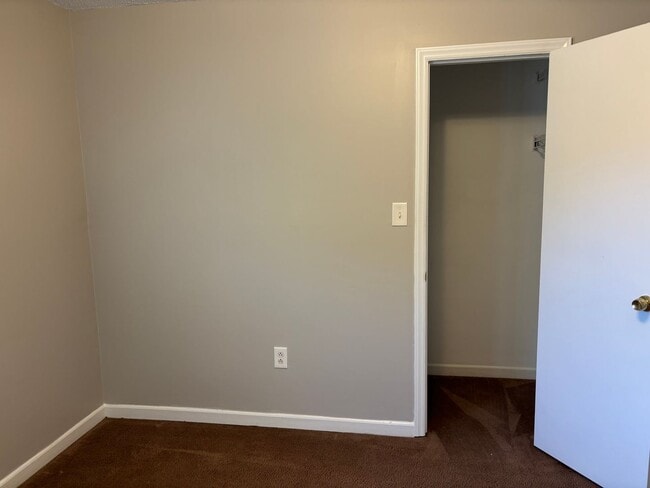 Building Photo - Spacious 2 Bed, 1 Bath Minutes from Uptown