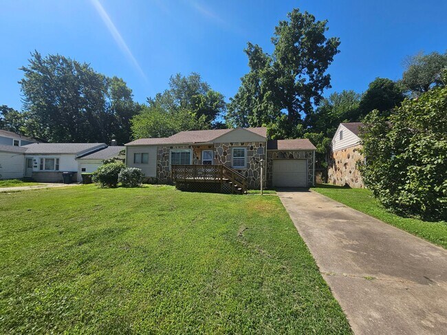Building Photo - 3 bedroom | 1 bathroom | 1 car garage | Close to campuses & Rountree | Pets welcome!