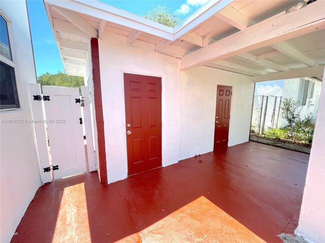 Building Photo - 456 S 20th Ave