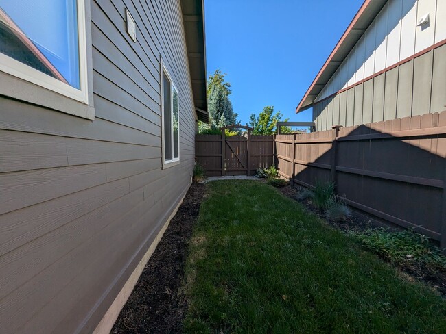 Building Photo - Gorgeous single-level 2x2 with an office\t...