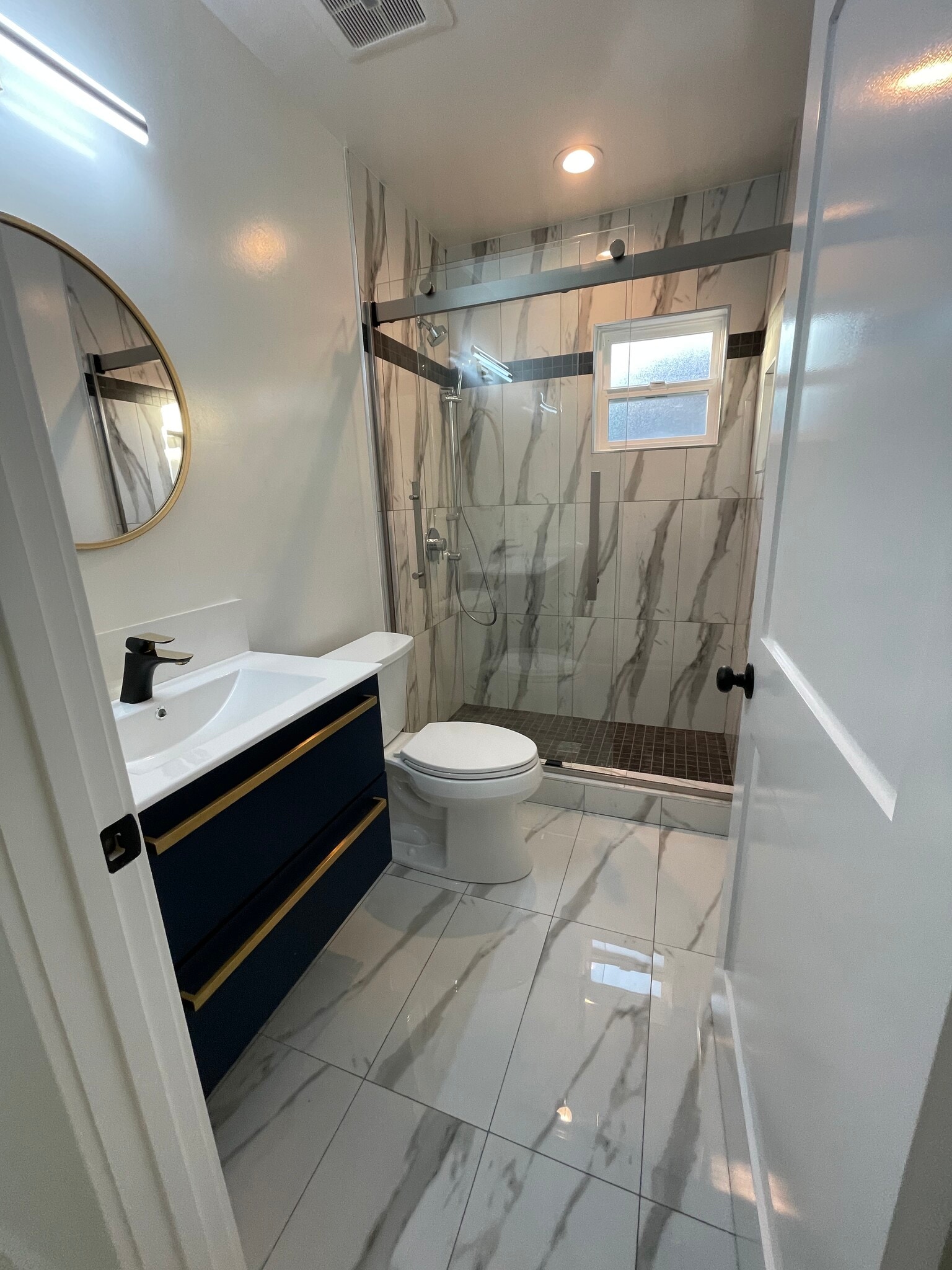 2nd bathroom - 1049 Davis Ave