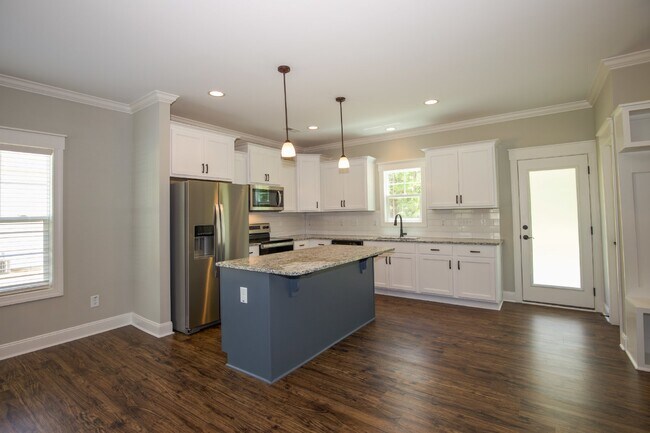 Building Photo - "Luxurious 3-Bed Townhouse with Granite Countertops on Juniper Lake Road!"