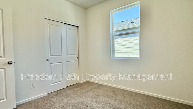 Building Photo - 5102 E Norma Ave