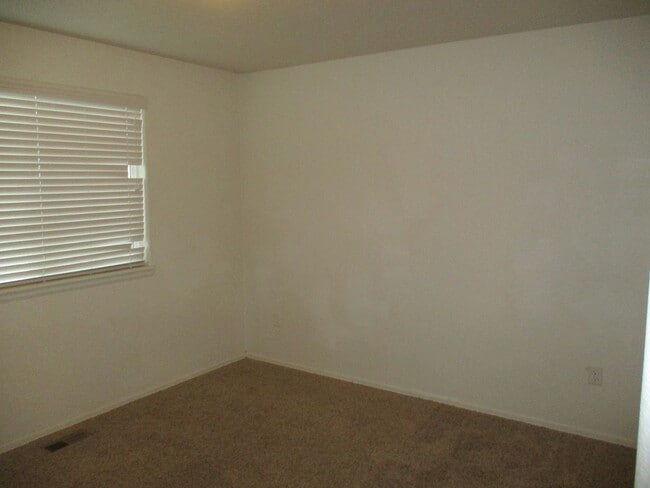 Building Photo - Beautiful 3 bedroom, 2.5 bath 2 story home...
