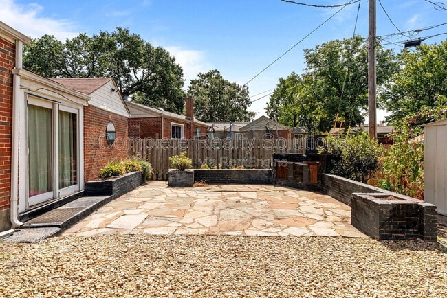 Building Photo - 1225 Buck Ave