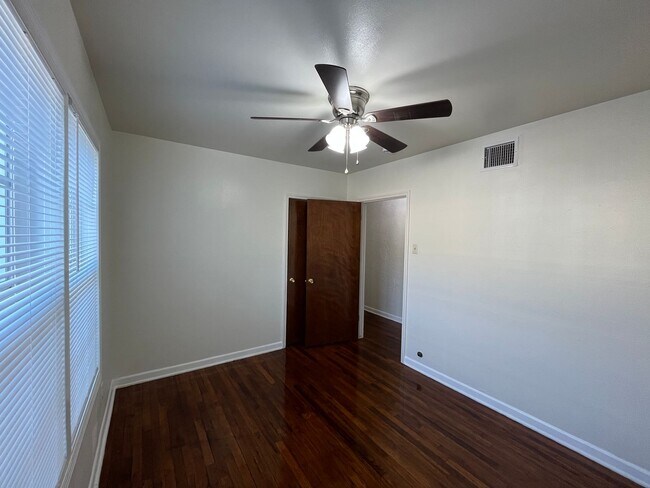 Building Photo - Well Maintained Two Bedroom One Bath!