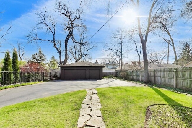 Building Photo - 545 Thatcher Ave