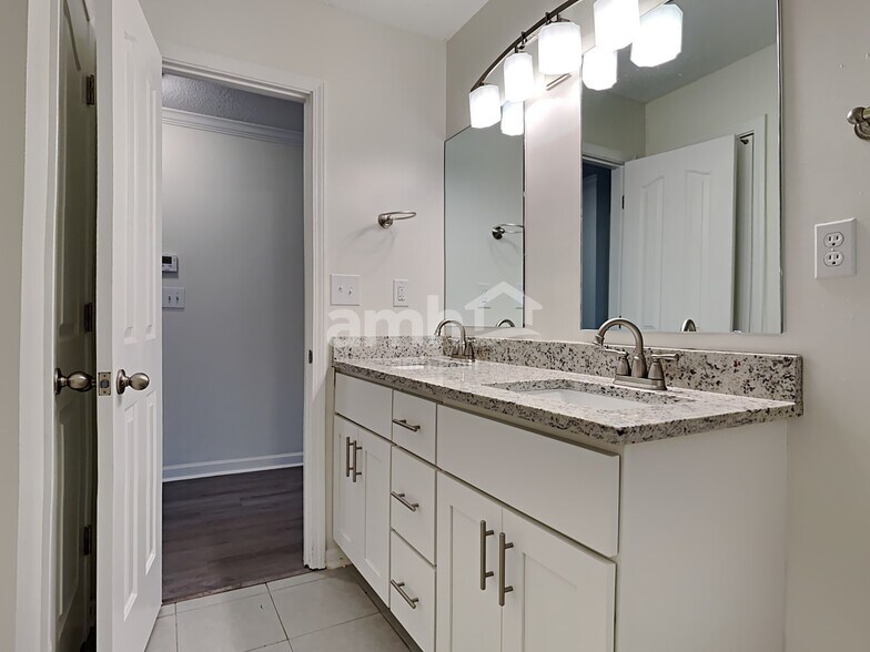 Building Photo - 2714 Cedar Bluff Dr