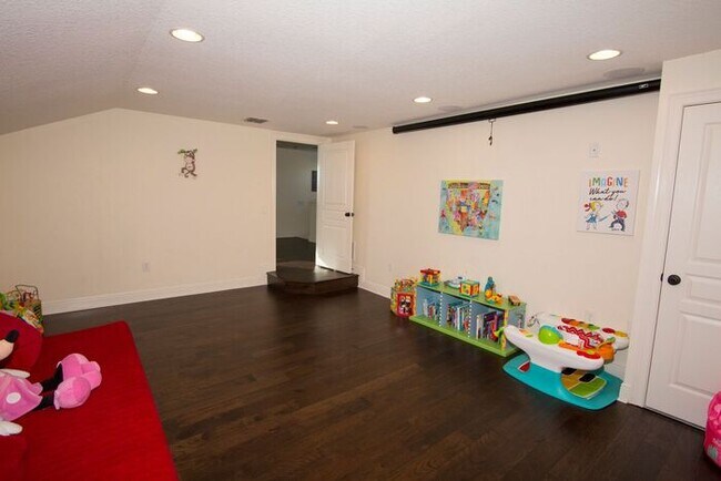 Building Photo - Beautiful 4 Bedroom/4 Bath in Belle Isle w...