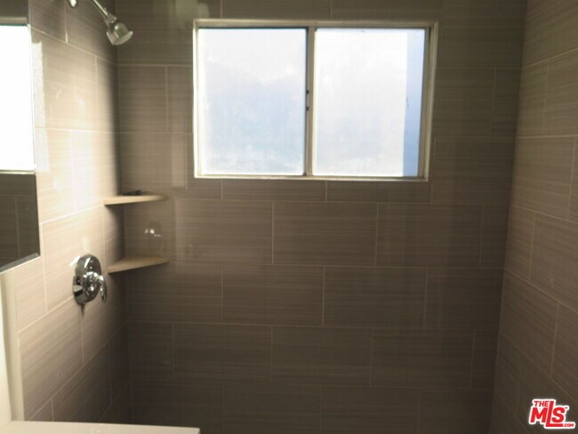 Building Photo - 833 N Kingsley Dr