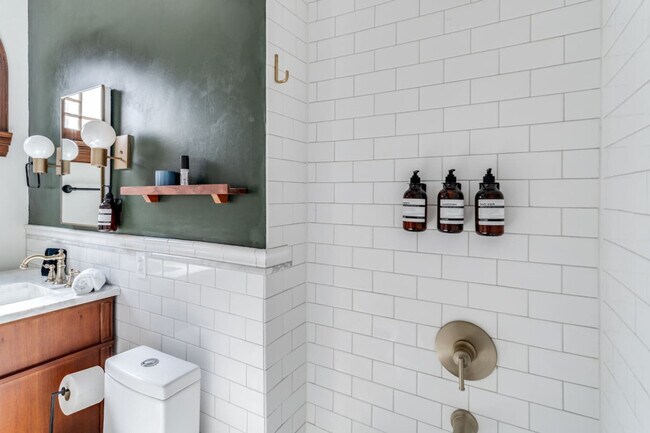 Building Photo - 351 Thrall St