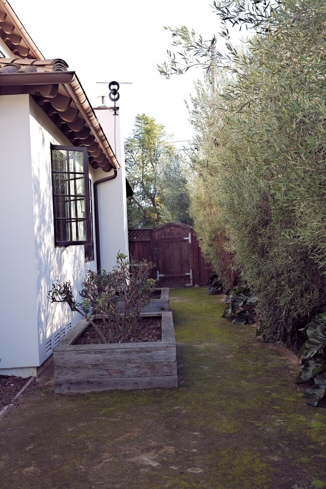 Building Photo - 1215 Altamead Dr