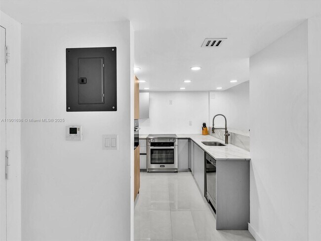 Building Photo - 10000 W Bay Harbor Dr