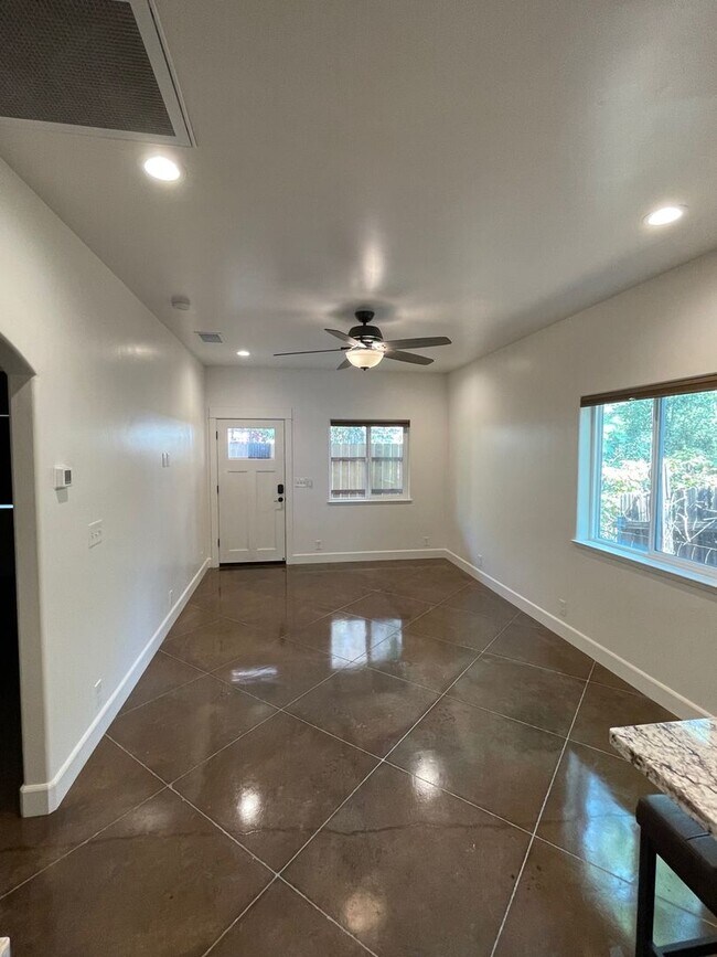 Building Photo - 126 W 20th St