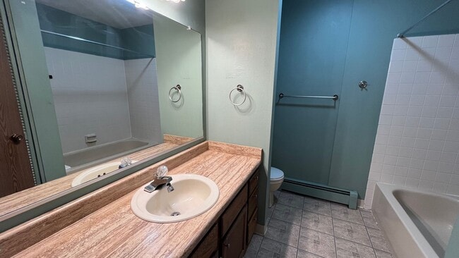 Building Photo - Spacious 2 Bedroom Condo in Eastridge! Carport Parking, Mountain View Balcony!