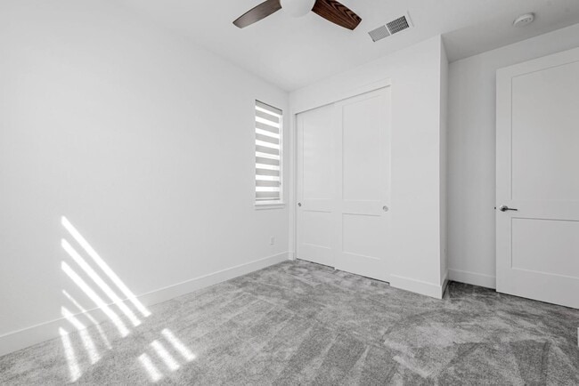 Building Photo - 923 Loyola Ln