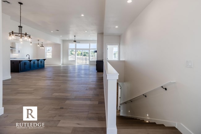 Building Photo - East Medford Cedar Links Living