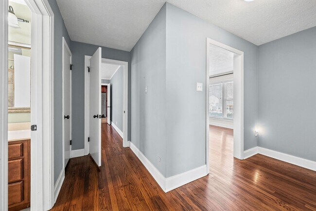 Building Photo - Renovated 3 Bedroom Pet Friendly Home For Rent!