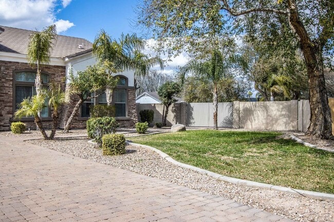 Building Photo - Oh Wow!! Beautiful 5BR/3.5BA Custom Home w...