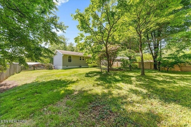 Building Photo - 5917 W Pine Ln