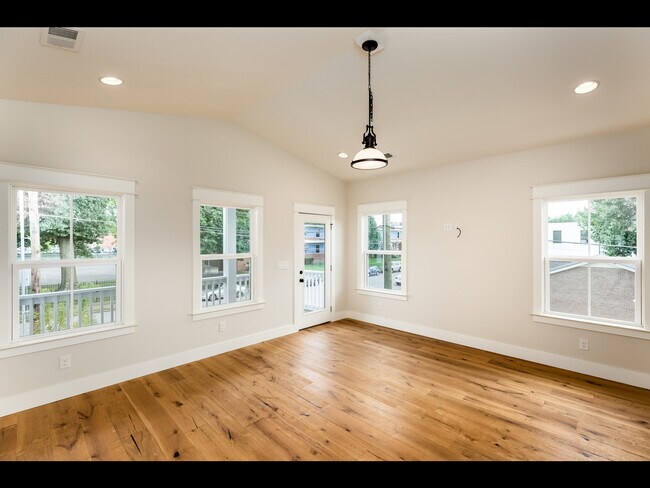 Building Photo - 1447 14th Ave S