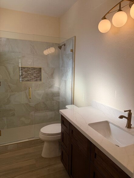 En suite master bathroom - 2600 E Springfield Pl